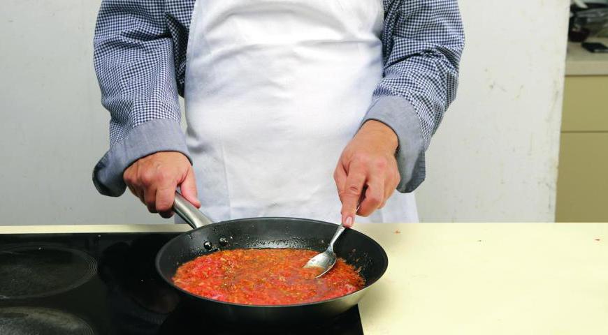 Начинка 1: Приготовьте фрикадельки из мясного фарша, добавив хлебные крошки, измельченный лук и петрушку. Приправьте специями и хорошо вымесите. Обжарьте фрикадельки до золотистого цвета. Для соуса обжарьте оставшийся лук и чеснок, добавьте протертые помидоры и специи. Тушите 17 минут, затем положите фрикадельки и готовьте еще 12 минут.