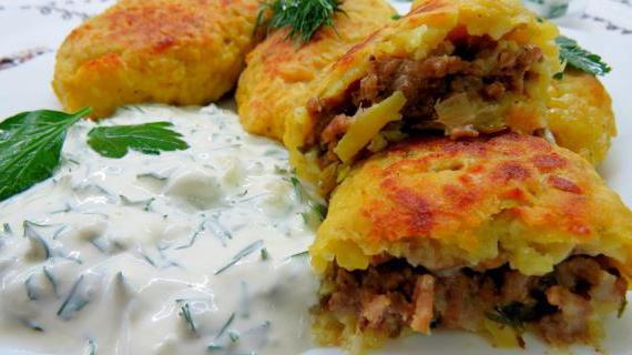 Картофельные зразы с ароматным сметанно-чесночным соусом — вкусное и сытное блюдо