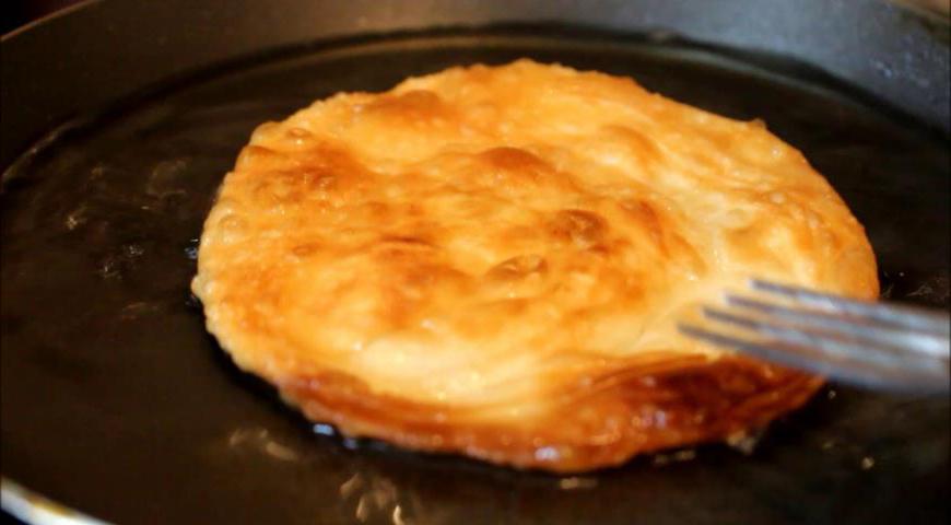 Готовую катламу можно подавать как самостоятельное блюдо, с мясными блюдами или в виде сладкого десерта — посыпав сахарной пудрой или медом.