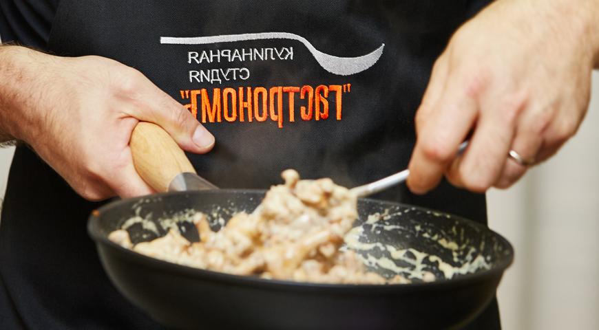 Влейте в сковороду сливки, выпарьте и снимите с огня.