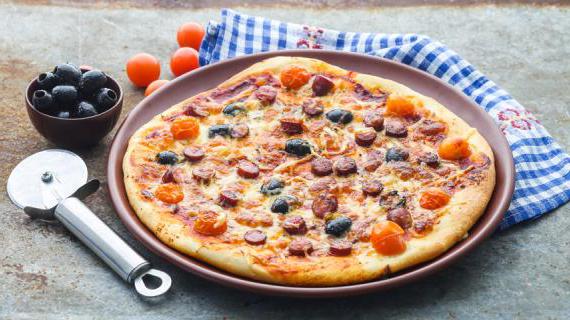 Домашняя пицца с сыром и колбасой — вкусная и ароматная закуска
