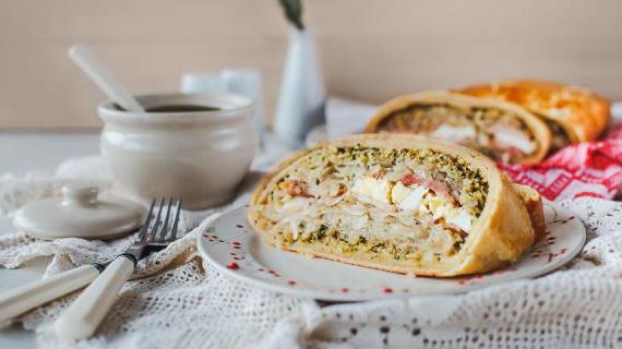 Классическая кулебяка с капустой и грудинкой
