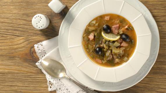Классическая мясная солянка с говядиной и копченостями