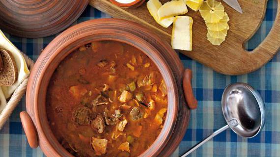 Классическая мясная солянка с разнообразными ингредиентами