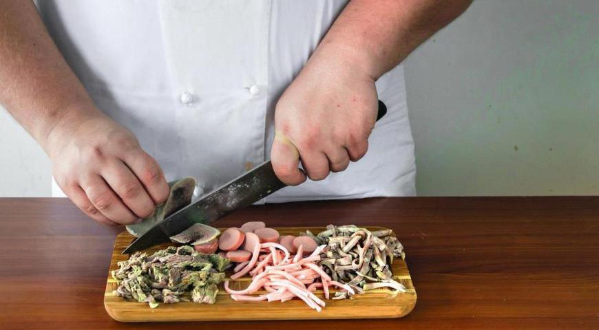 Нарежьте соломкой вареную говядину и мясное ассорти, сосиски разрежьте на кружочки средней толщины.