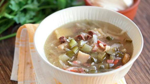 Классическая солянка с каперсами и маринованными грибами