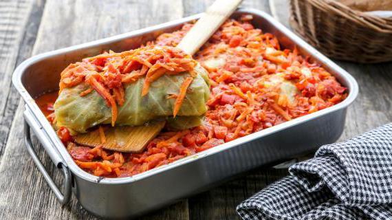 Традиционные голубцы с мясной начинкой и томатным соусом: вкусный обед для всей семьи