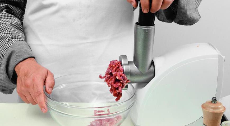 Приготовьте фарш: мясо (лучше говядина или смесь) пропустите через мясорубку, используя среднюю решетку, чтобы получился однородный продукт.