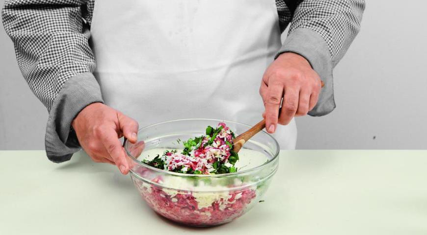 Смешайте фарш с обжаренным луком, рисом, рубленой петрушкой или укропом, а также специями по вкусу — черным перцем, солью и, возможно, чесноком.