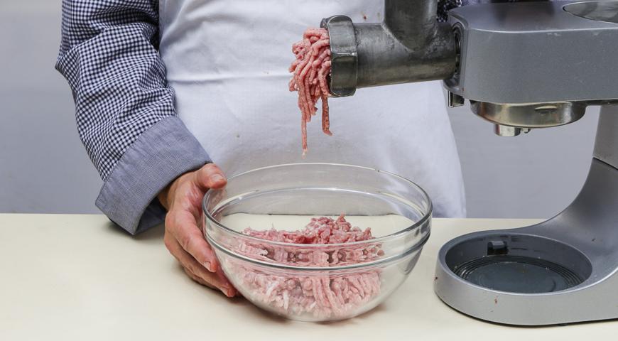 Пропустите мясо и шпик через мясорубку дважды, используя решетку с размером ячеек 2,5 мм. После этого оставьте фарш в морозильной камере на некоторое время. Подготовьте натуральную кишку для наполнения.
