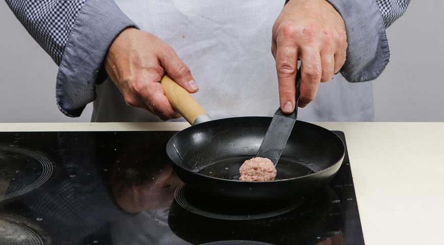 Проверьте вкус: сделайте маленькую котлетку из фарша, обжарьте её на масле и попробуйте. При необходимости скорректируйте приправы.