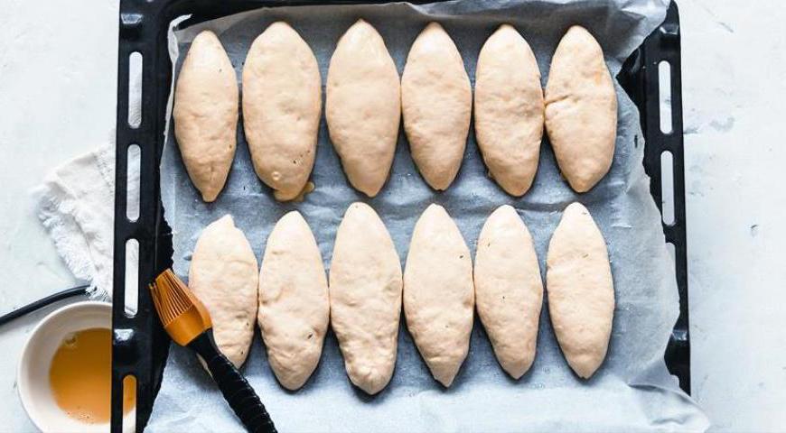 Смажьте пирожки яично-водяной смесью и выпекайте при температуре 180 °C около 15-20 минут.
