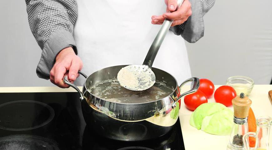 Положите мясо в кастрюлю, залейте 3,8 л воды, поставьте на средний огонь и доведите до кипения. Как только вода закипит, убавьте огонь до минимального, шумовкой снимите пену с поверхности. Очистите лук от шелухи и корней. Почистите морковь и корень петрушки. Положите овощи в кастрюлю. Неплотно накройте кастрюлю крышкой и варите бульон на медленном огне, не допуская бурного кипения, периодически снимая пену, 2,8 часа. За 15 минут до готовности добавьте лавровый лист.
