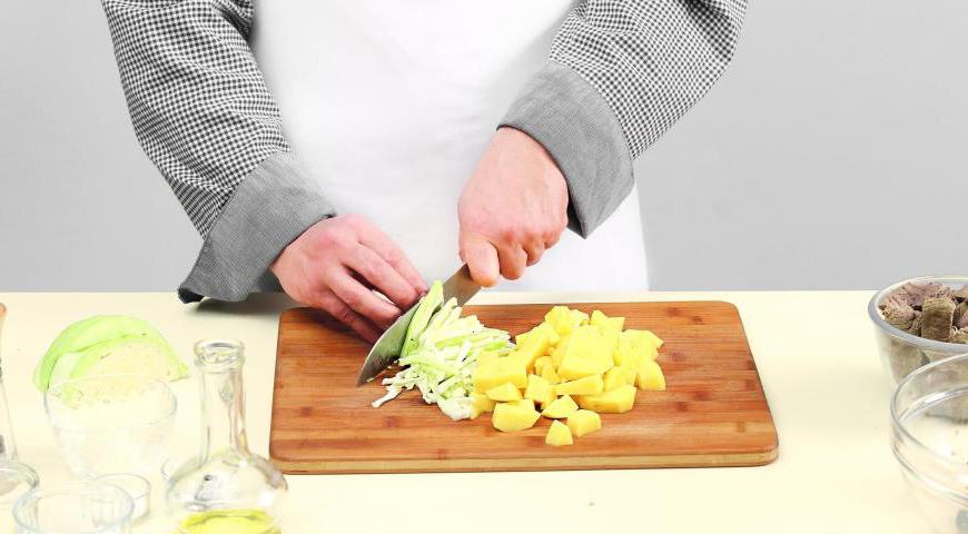 Картофель нарежьте кубиками, капусту – соломкой. Положите в кипящий бульон капусту, через 6 минут – картофель и варите 6 минут. Добавьте лук с морковью и помидорами и готовьте еще 6 минут. Затем положите тушеную свеклу, доведите до кипения, уменьшите огонь до минимального и томите 12–16 минут под крышкой. Посолите, поперчите и добавьте сахар по вкусу. Верните в кастрюлю мясо.