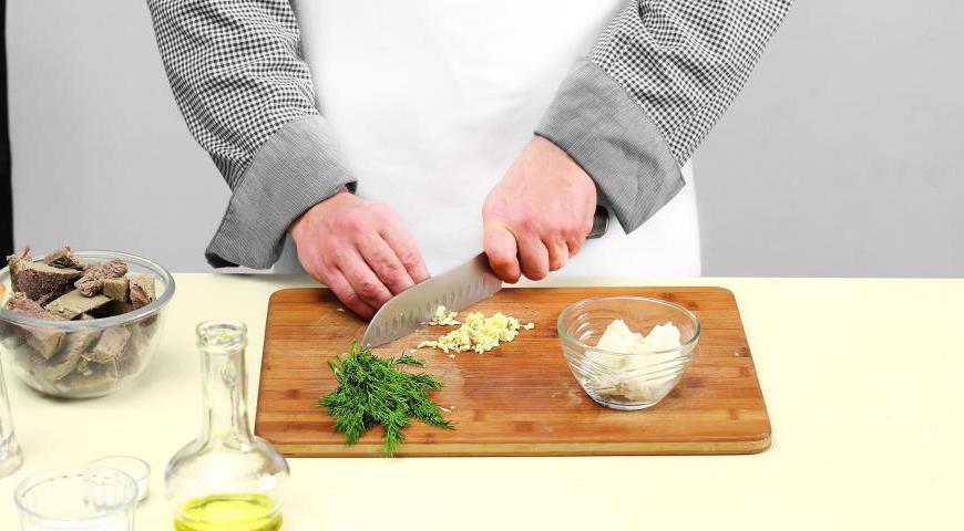 Очистите чеснок и прокрутите через мясорубку вместе с салом. Измельчите укроп. Положите сало с чесноком и укроп в борщ и снимите кастрюлю с огня. Накройте крышкой и дайте настояться не меньше 12 минут. Подавайте со сметаной и пампушками.