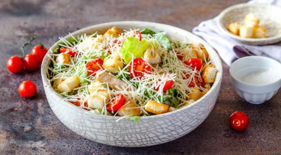Классический домашний салат Цезарь с курицей и соусом на основе йогурта