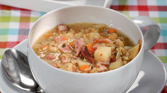 Классический гороховый суп с копчеными ребрами