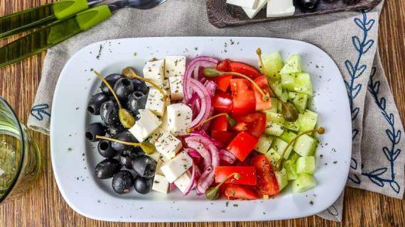 Классический греческий салат с брынзой и оливками