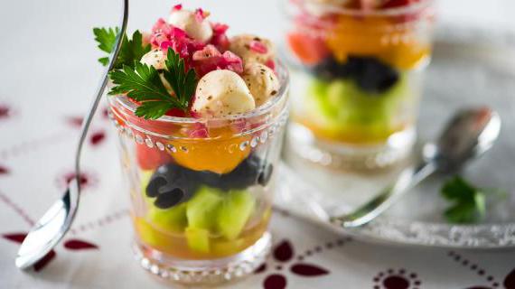 Классический греческий салат с моцареллой и оливками