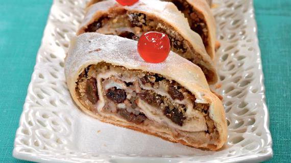 Классический яблочный штрудель с орехами и изюмом