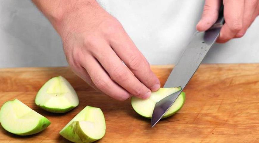 Очистите яблоки от сердцевинок, но оставьте кожуру, так как она играет важную роль в формировании вкуса. Разрежьте плоды на четвертинки.