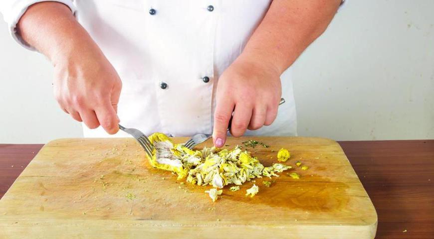 Нарежьте куриное мясо небольшими кусочками и верните его в кастрюлю. Оставьте суп настаиваться несколько минут перед подачей.