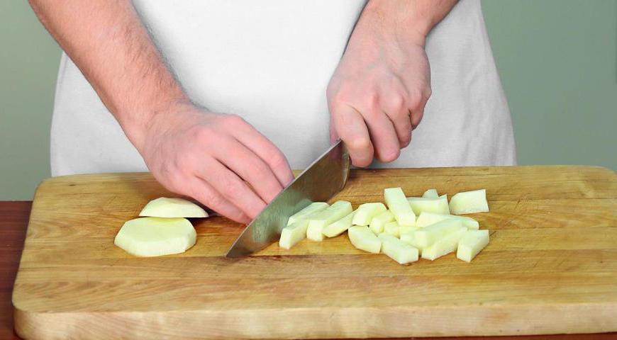 Очистите картофель и нарежьте его брусочками. Промойте рис под проточной водой до полной прозрачности.