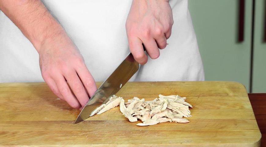 Нарежьте куриное мясо небольшими кусочками и положите в суп, прогрейте 1 минуту. Посолите и поперчите суп по вкусу, подавайте с укропом.