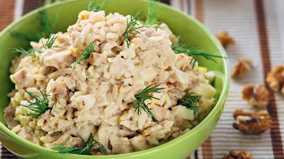 Классический салат из курицы с грецкими орехами и домашним майонезом