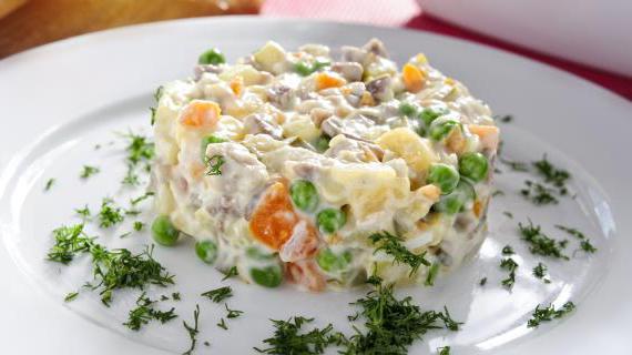 Классический салат Оливье с говядиной и свежими огурцами