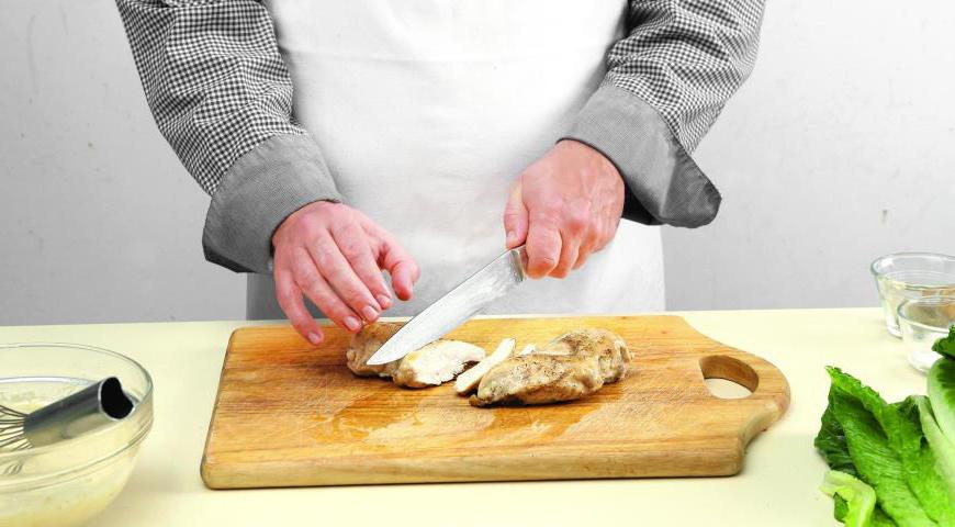 Куриное филе натрите солью и перцем, обжарьте на сковороде до румяной корочки. Затем отправьте его в духовку, разогретую до 165 °C, на 14 минут. После приготовления дайте мясу отдохнуть под фольгой 5 минут, затем нарежьте тонкими ломтиками.