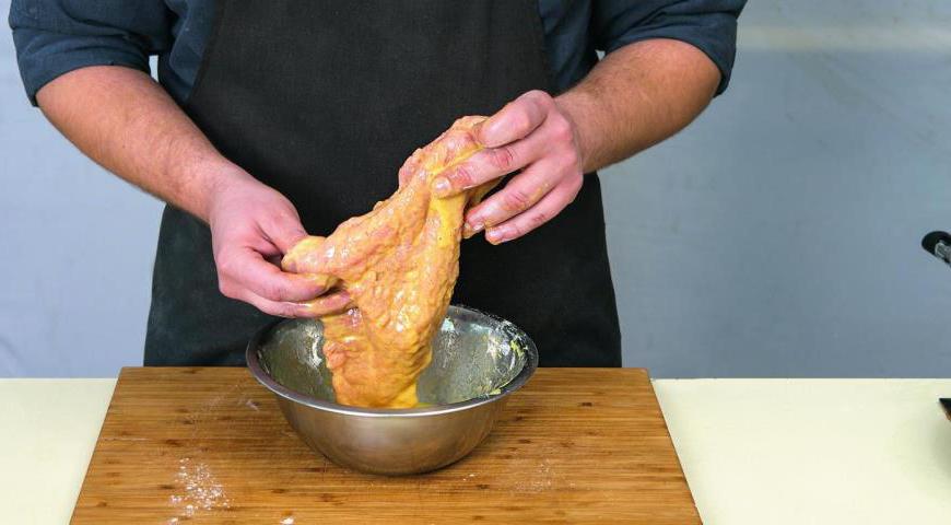 Начните процесс панирования: сначала обваляйте мясо в муке, стряхнув лишнее, затем окуните в яичную смесь и завершите обсыпкой хлебными крошками. Выложите шницели на раскаленную сковороду и жарьте по 3 минуты с каждой стороны, пока не образуется золотистая корочка. Готовые блюда выложите на бумажные полотенца, чтобы стекло масло, и подавайте с овощным салатом или картофельным пюре.