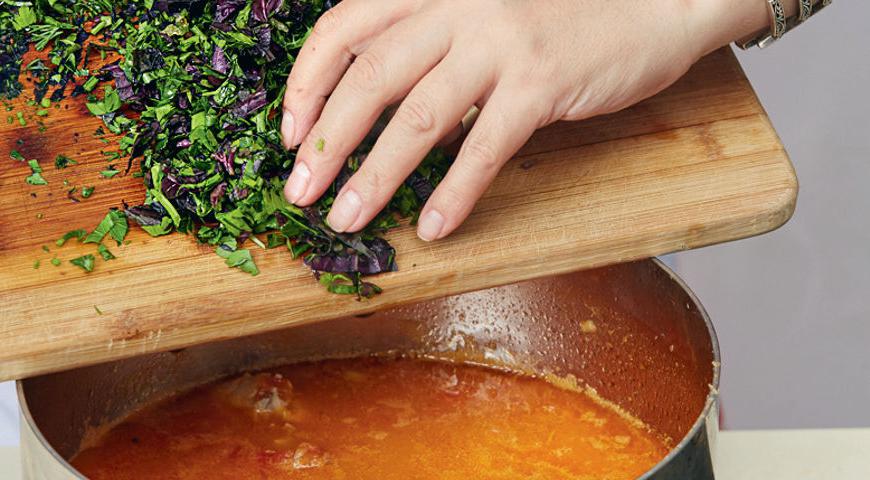 Всыпьте к курице нарезанную зелень, пасту, уцхо-сунели и тклапи. Посолите и поперчите по вкусу. Продолжайте тушить до мягкости мяса. Подавайте горячим.