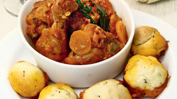 Классическое жаркое из курицы с ароматными булочками