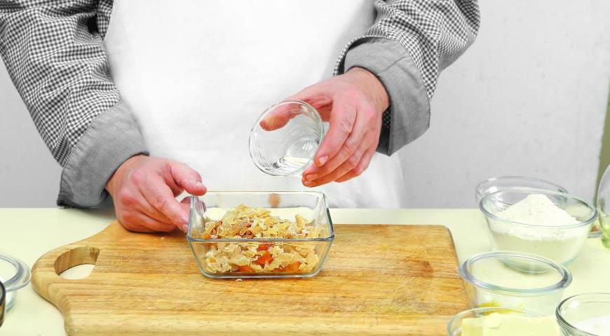 Нарежьте цукаты и засахаренный имбирь маленькими кубиками, переложите в миску и залейте апельсиновым ликером. Оставьте минимум на 4 часа, а лучше на ночь при комнатной температуре.