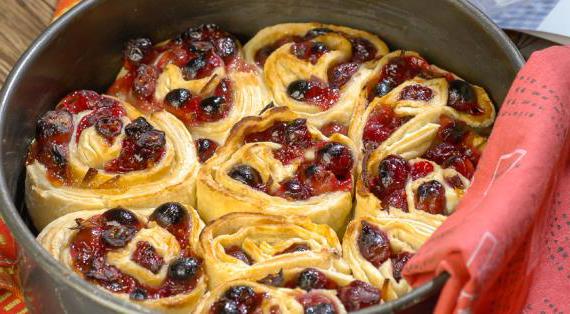 Клюквенный разборный пирог с апельсиновой цедрой и слоеным тестом