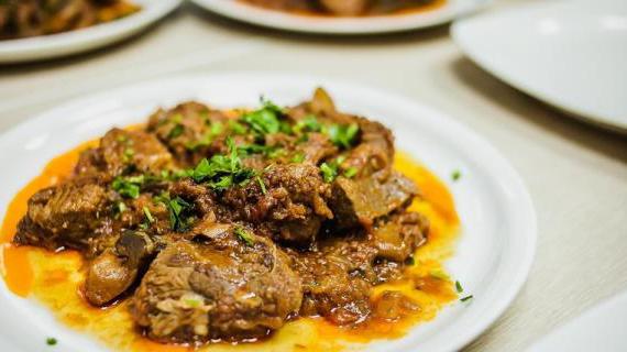 Коккинисто — ароматное греческое рагу из мяса с вином и овощами
