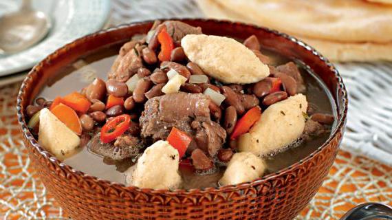 Копченая вяленая телятина с красной фасолью и кукурузными клецками