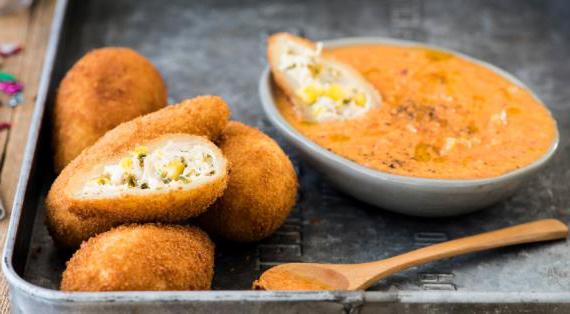 Кошиньяс - ароматные бразильские крокеты из курицы с сыром и кинзой