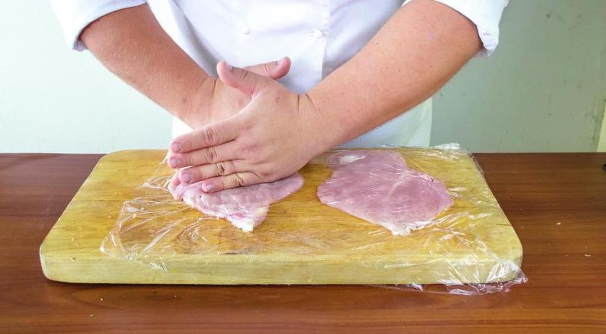 Накройте каждое филе пищевой пленкой и отбейте кулаком или ладонью, чтобы оно стало тонким. Важно, чтобы один край был чуть тоньше, чтобы удобнее было формировать рулет.