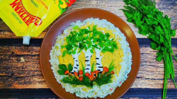 Красочный салат «Сказочный лес» с крабовыми палочками и овощами