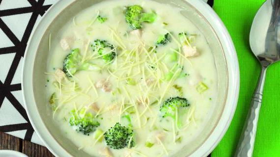 Крем-суп из брокколи, картофеля и куриной грудки с добавлением сыра чеддер