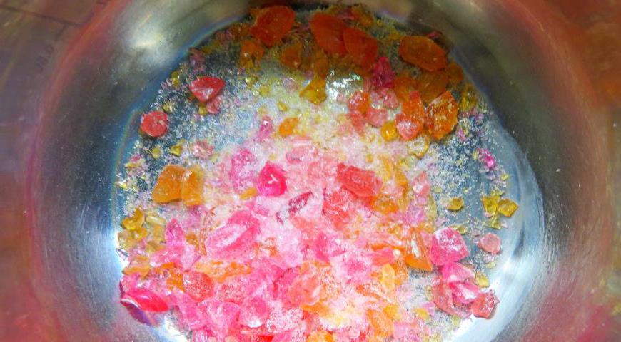 Для карамельных нитей можно сварить карамель из сахара, но я делаю проще. Беру готовые леденцы, разбиваю их молотком и кладу в сотейник с толстым дном. Нагреваю на среднем огне до растворения карамели.
