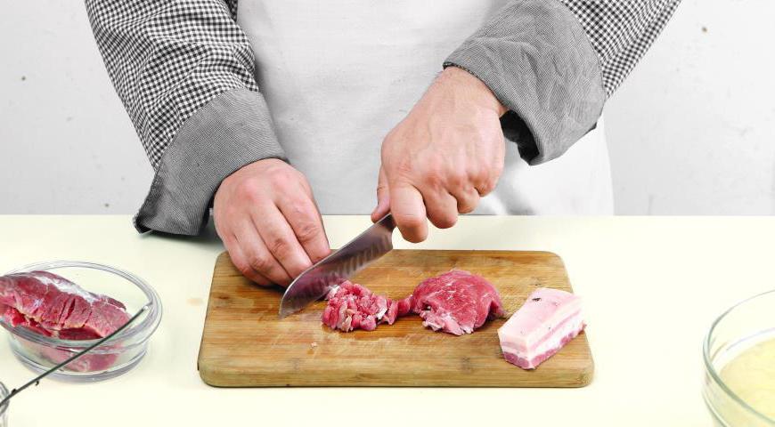 Мясо нарезать очень мелко острым ножом, добавить мелко порезанное сало и лук, чеснок измельчить пластинками. Все ингредиенты перемешать.