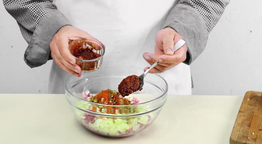 Добавить специи, соль и аджику по вкусу. Тщательно перемешать руками и оставить мариноваться на 35 минут.