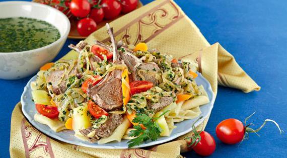 Куллама - традиционное блюдо из отварного мяса с овощами и домашним тестом