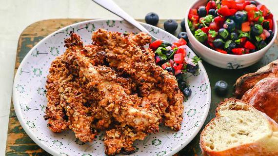 Куриное филе в хрустящей ореховой панировке с ягодной сальсой