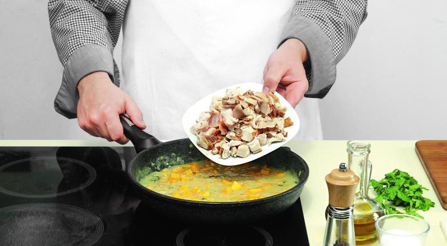 Нарежьте куриное мясо на небольшие кусочки и добавьте в сковороду к овощам. Посолите, поперчите, перемешайте с петрушкой и снимите с огня.