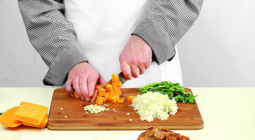 Очистите и измельчите лук с чесноком. Нарежьте тыкву небольшими кубиками. Порубите зелень.