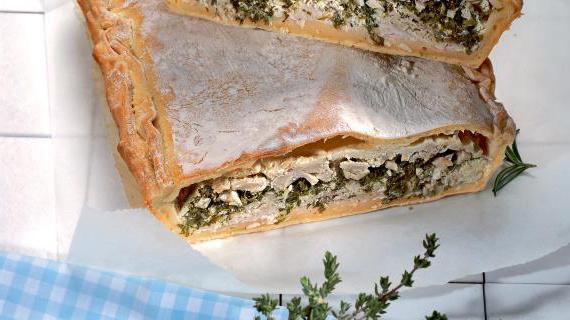 Куриный пирог с шпинатом и творожной начинкой